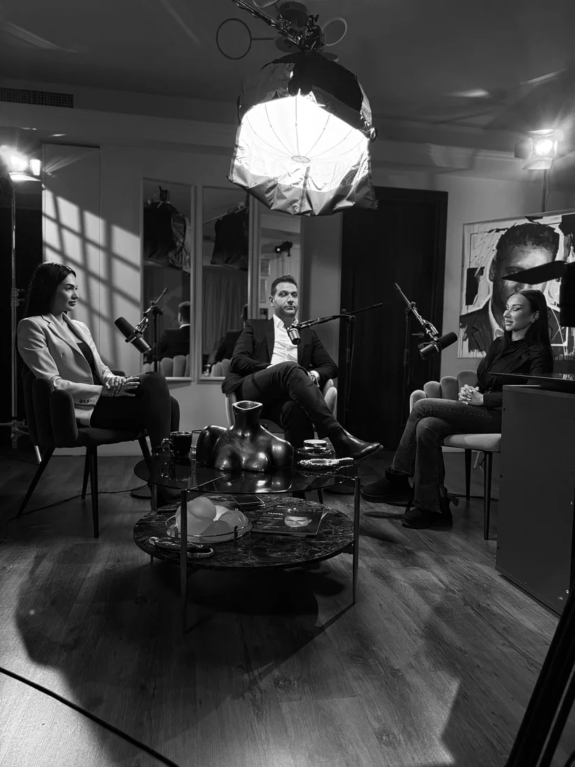 Setup complet de filmare BUG52 în locația clientului cu lumini și microfoane profesionale