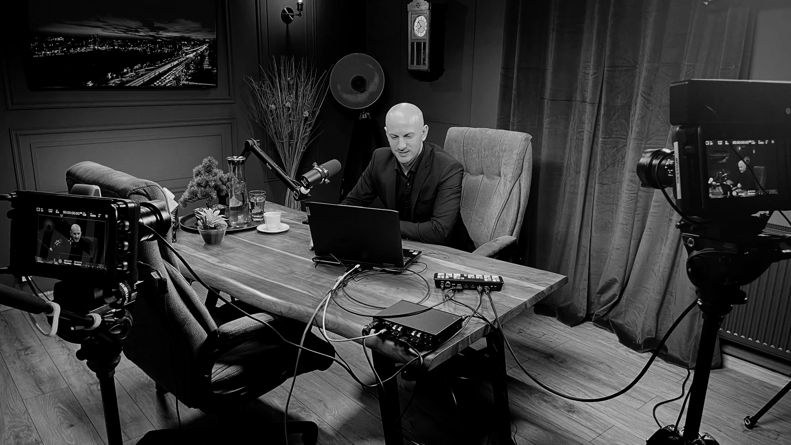 Studio livestream BUG52 București Transmisiune live profesională multicameră în studioul BUG52 din București