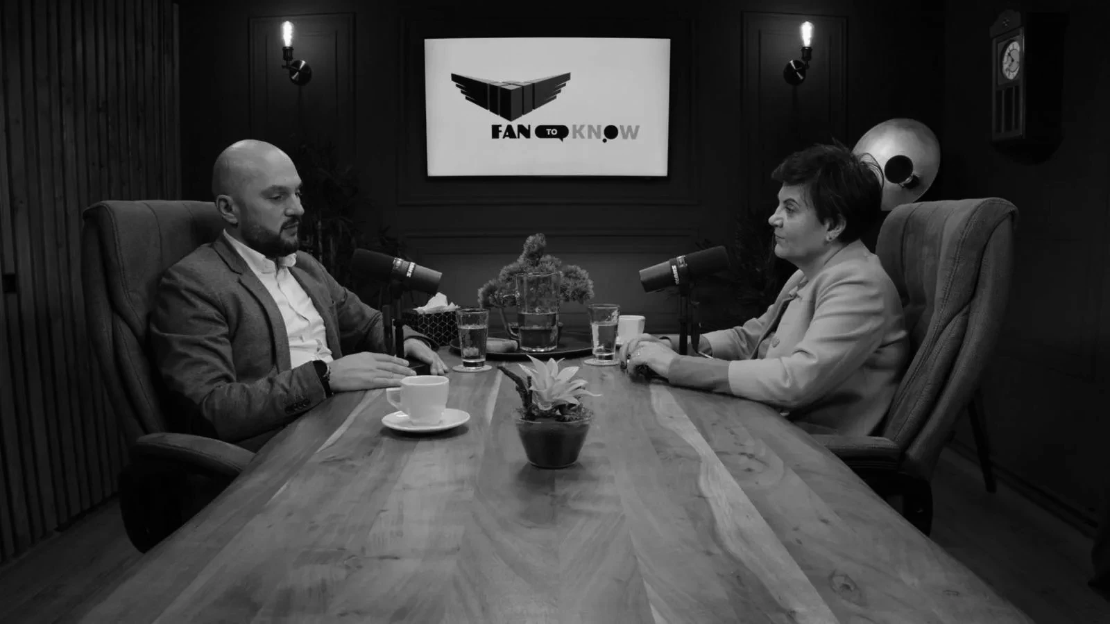 Filmare podcast în studioul BUG52, doi invitați la masă cu microfoane profesionale