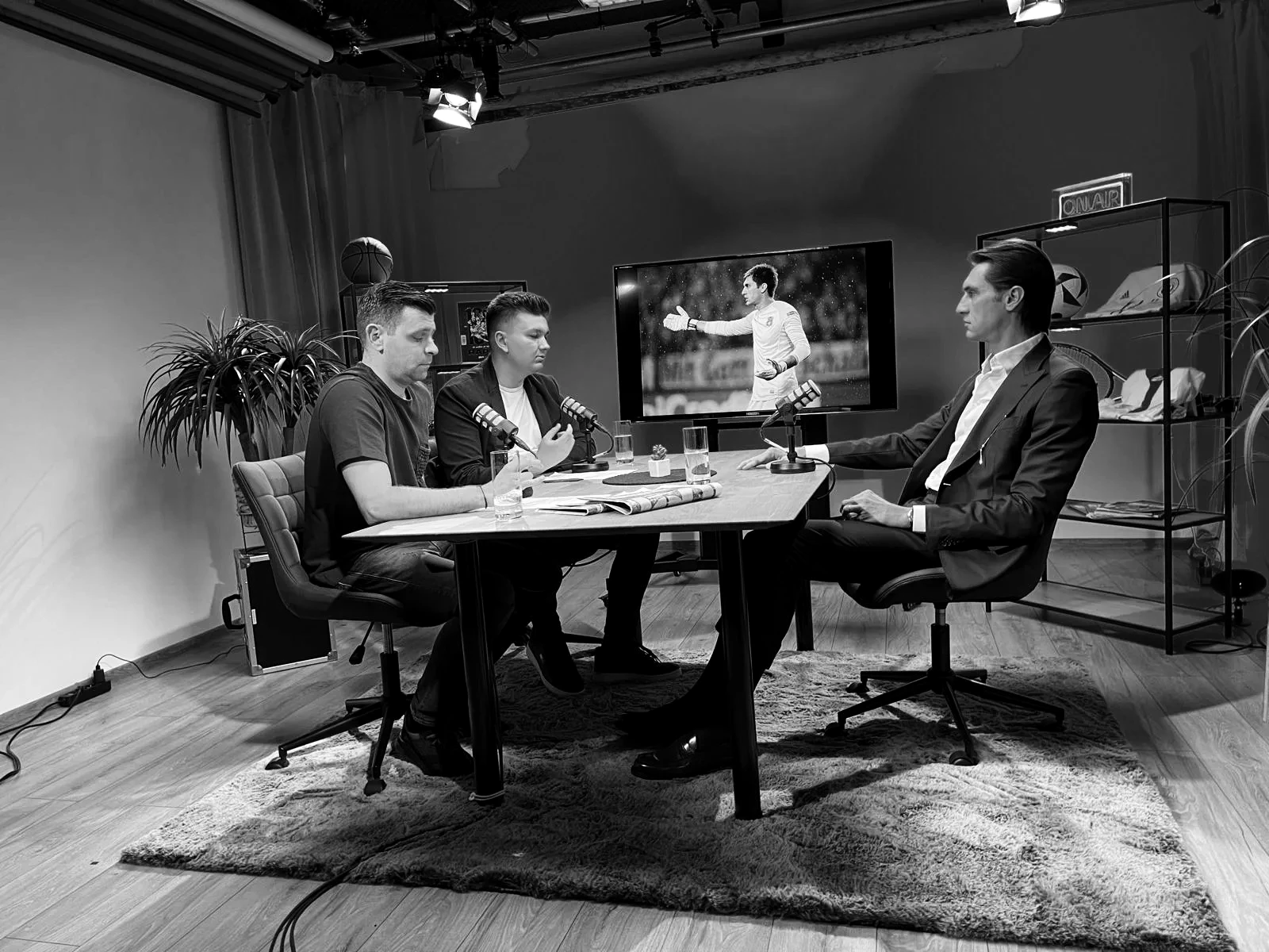 Podcast video filmat multicameră în studio, trei invitați, producție BUG52 București