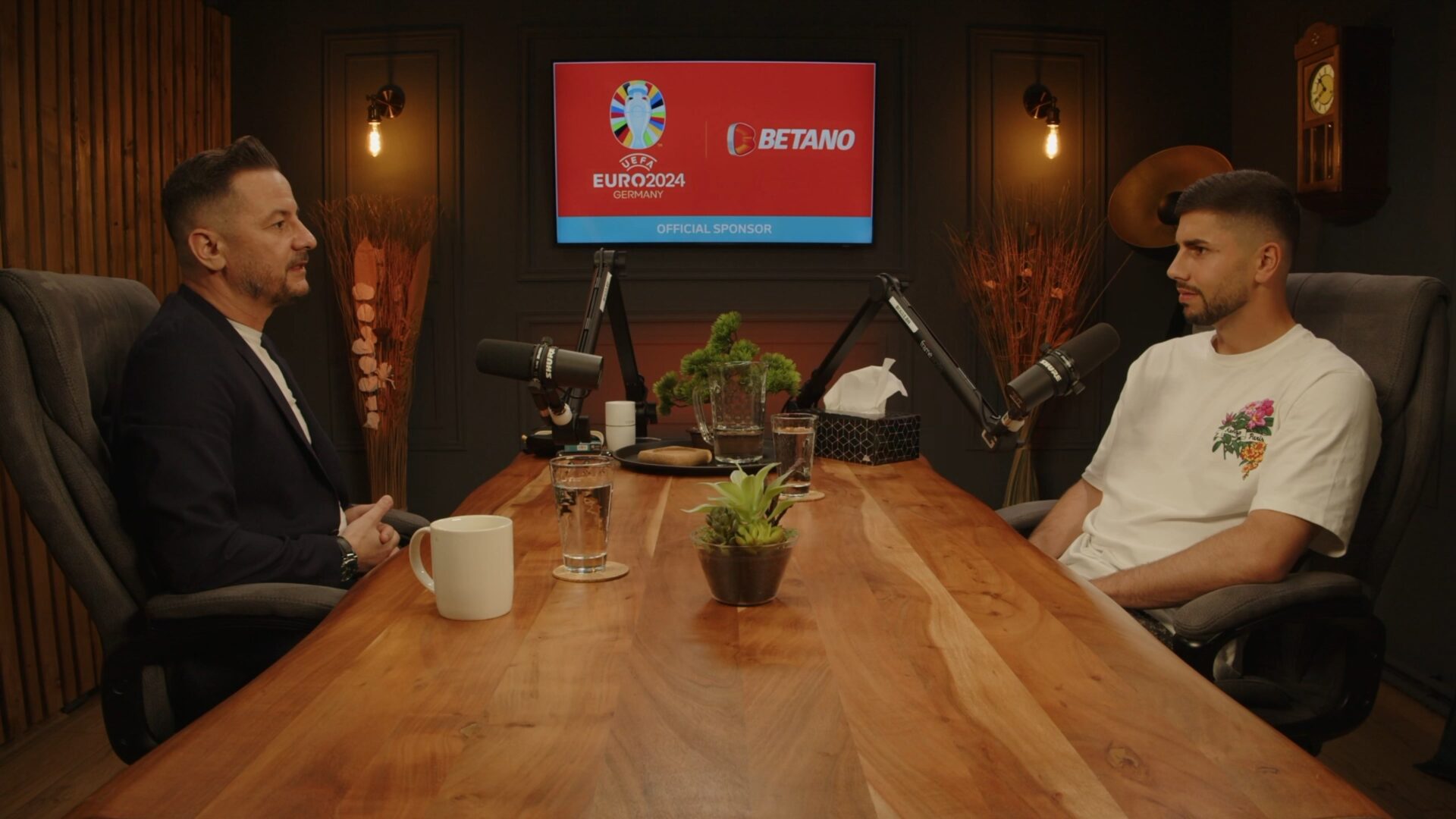 Studio inregistrari audio video podcast cursuri online live streaming webinar inchiriere echipament studio filmari BUG52